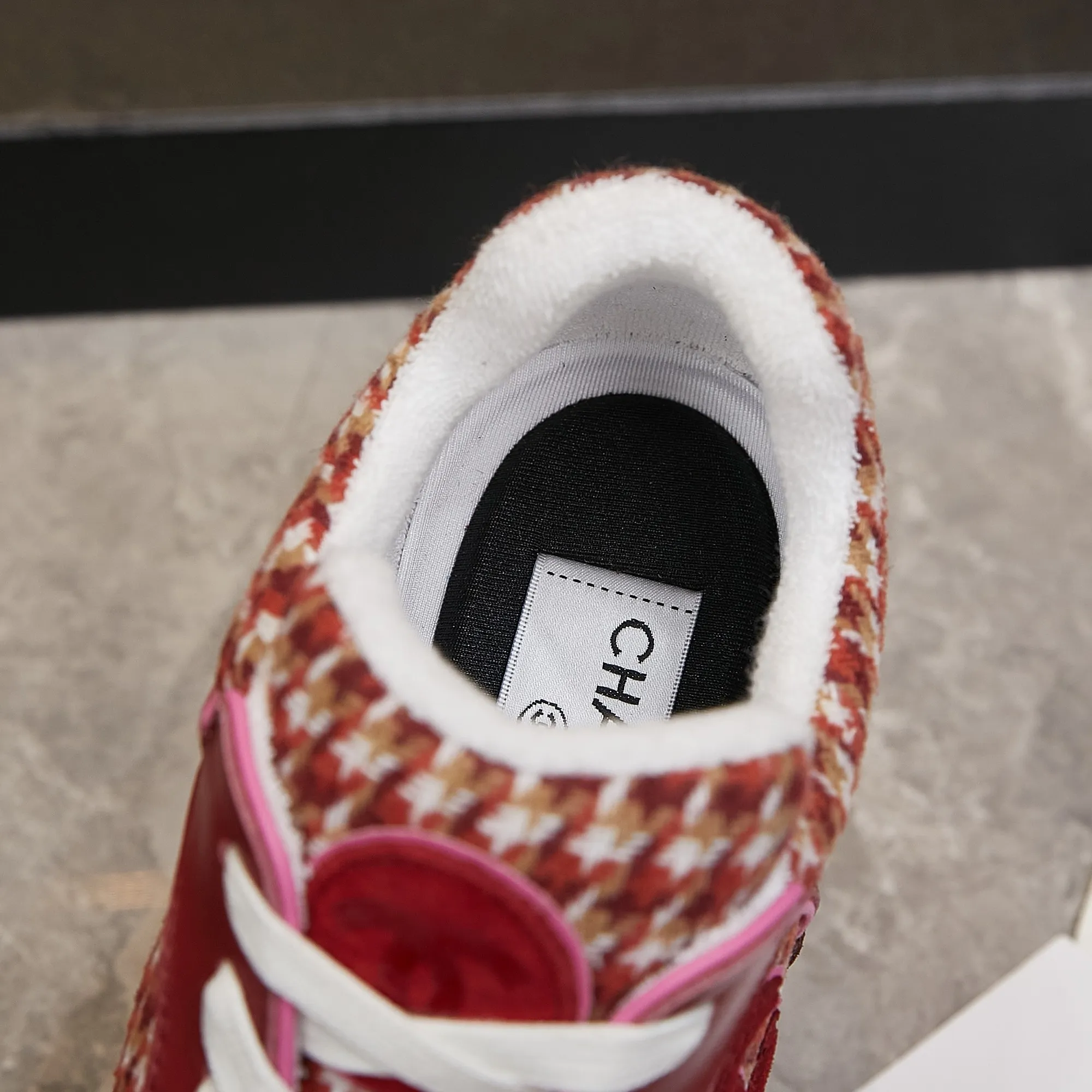 Men's shoes pP700! Chanel Chanel - 2024 counter top casual sneakers This classic design; the upper is embroidered with various techniques; the outsole is fashionable and sporty; the outsole is stylish and sporty; it incorporates a variety of color matching elements... The diversified mix and match is very good-looking and versatile, casual, fashionable, sports, and outdoor can be taken into account... ꫛꫀꪝ Go➫ Material: ❶Upper made of: original imported high silk cowhide suede + small fragrance fabric ❷Inner use: Original imported breathable sheepskin lining ❸ Outsole based on: Original TPU combination outsole Special counter boutique packaging complete set Women 35–41 Men 38-45